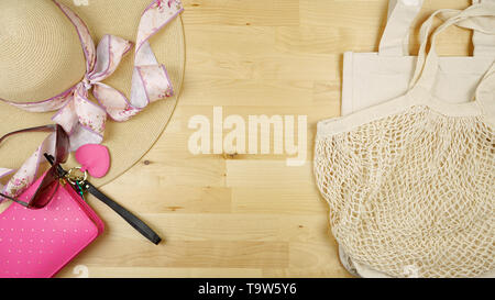 Null - Abfall, Kunststoff-free Shopping flatlay Overhead mit Baumwolle aus biologischem Anbau und natürliche Faser Einkaufstaschen für umweltfreundlichen Lebensstil. Stockfoto