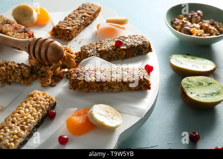 Zusammensetzung mit leckeren Müsliriegel auf Tisch Stockfoto