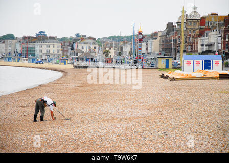 Weymouth. 20. Mai 2019. Ein Mann mit seinem Metalldetektor für die Suche nach verlorenen ändern an einem bewölkten Weymouth Beach. Credit: stuart Hartmut Ost/Alamy leben Nachrichten Stockfoto