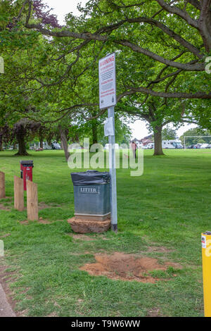 Northampton, Großbritannien. 20. Mai 2019. Die Reisenden in einem Abfallbehälter in Abington Park Crescent, um Zugang zu erhalten. Der Park hatte eingeschlossen worden in hölzernen Pfähle in den Boden rund um den Perimeter betoniert letztes Jahr zu versuchen, und halt das Problem mit den Reisenden auf den Park und den Wurf und Verwirrung, die sie hinter sich zu lassen. Credit: Keith J Smith./Alamy leben Nachrichten Stockfoto