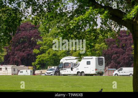 Northampton, Großbritannien. 20. Mai 2019. Die Reisenden in einem Abfallbehälter in Abington Park Crescent, um Zugang zu erhalten. Der Park hatte eingeschlossen worden in hölzernen Pfähle in den Boden rund um den Perimeter betoniert letztes Jahr zu versuchen, und halt das Problem mit den Reisenden auf den Park und den Wurf und Verwirrung, die sie hinter sich zu lassen. Credit: Keith J Smith./Alamy leben Nachrichten Stockfoto