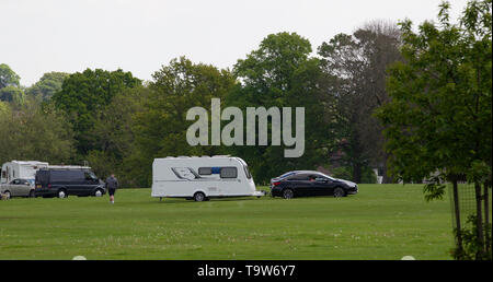 Northampton, Großbritannien. 20. Mai 2019. Die Reisenden in einem Abfallbehälter in Abington Park Crescent, um Zugang zu erhalten. Der Park hatte eingeschlossen worden in hölzernen Pfähle in den Boden rund um den Perimeter betoniert letztes Jahr zu versuchen, und halt das Problem mit den Reisenden auf den Park und den Wurf und Verwirrung, die sie hinter sich zu lassen. Credit: Keith J Smith./Alamy leben Nachrichten Stockfoto