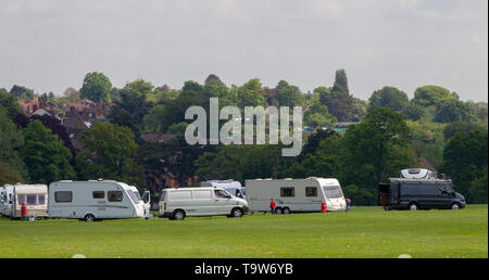 Northampton, Großbritannien. 20. Mai 2019. Die Reisenden in einem Abfallbehälter in Abington Park Crescent, um Zugang zu erhalten. Der Park hatte eingeschlossen worden in hölzernen Pfähle in den Boden rund um den Perimeter betoniert letztes Jahr zu versuchen, und halt das Problem mit den Reisenden auf den Park und den Wurf und Verwirrung, die sie hinter sich zu lassen. Credit: Keith J Smith./Alamy leben Nachrichten Stockfoto