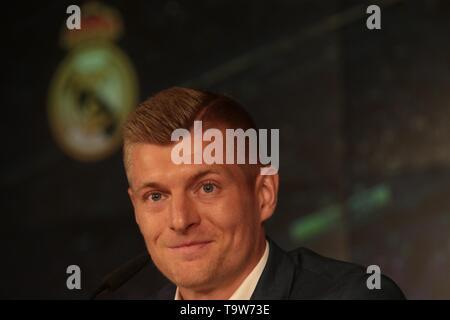 Madrid, Spanien. 20 Mai, 2019. Madrid, Spanien; 20/05/2019. Ress Konferenz Real Madrid CF und Toni Kroos haben vereinbart, den Vertrag des Spielers, der den Verein bis zum 30. Juni 2023 bleibt zu verlängern. Und Emilio Butragueño. Santiago Bernabeu. Credit: Juan Carlos Rojas/Picture Alliance | Verwendung weltweit/dpa/Alamy leben Nachrichten Stockfoto