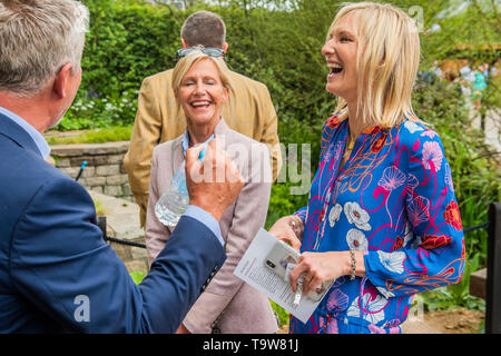 London, Großbritannien. 20 Mai, 2019. Jo Whiley ist Willkommen in Yorkshire Garde von, Mark Gregory, von Relief Consultants Ltd - Drücken Sie die Taste Vorschau Tag an der RHS Chelsea Flower Show. Credit: Guy Bell/Alamy leben Nachrichten Stockfoto