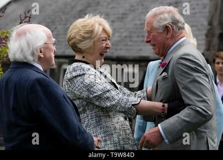 Co Wicklow, Irland. 15. Februar, 2019. Offizielle britische Royal Besuche in Irland. Ein recht herzlich Willkommen. Bild zeigt den Prinzen von Wales und die Herzogin von Cornwall Herzlich willkommen Glencree-zentrums für Frieden und Versöhnung Co. Wicklow recieving, von Präsident Michael D. Higgins und seine Frau Sabina. Foto: Eamonn Farrell/RollingNews Credit: RollingNews/Alamy leben Nachrichten Stockfoto