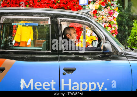 2019. Belgravia, London, UK, 20. Mai 2019. Der ein Taxifahrer mit 'Meet Glücklich' Nachricht außerhalb der Blütenpracht. Hotel Hari hat eine spektakuläre Herzförmige floral Display mit 60er Jahre inspirierten Figuren und eine Liebe, die mit den Passanten sehr beliebt ist - mit Fotos erstellt. Credit: Imageplotter/Alamy leben Nachrichten Stockfoto