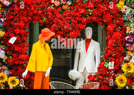 Belgravia, London, UK, 20. Mai 2019. Das Hotel Hari hat eine spektakuläre Herzförmige floral Display mit 60er Jahre inspirierten Figuren und eine Liebe, die mit den Passanten sehr beliebt ist - mit Fotos erstellt. Belgravia der vierten jährlichen Blumen Festival fällt mit der RHS Chelsea Flower Show in benachbarten Chelsea. Credit: Imageplotter/Alamy leben Nachrichten Stockfoto