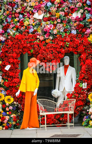 Belgravia, London, UK, 20. Mai 2019. Das Hotel Hari hat eine spektakuläre Herzförmige floral Display mit 60er Jahre inspirierten Figuren und eine Liebe, die mit den Passanten sehr beliebt ist - mit Fotos erstellt. Belgravia der vierten jährlichen Blumen Festival fällt mit der RHS Chelsea Flower Show in benachbarten Chelsea. Credit: Imageplotter/Alamy leben Nachrichten Stockfoto