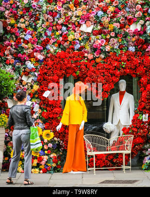 London, Großbritannien. 20 Mai, 2019. Belgravia, London, UK, Mai 2019 20. Das Hotel Hari hat eine spektakuläre Herzförmige floral Display mit 60er Jahre inspirierten Figuren und eine Liebe, die mit den Passanten sehr beliebt ist - mit Fotos erstellt. Belgravia der vierten jährlichen Blumen Festival fällt mit der RHS Chelsea Flower Show in benachbarten Chelsea. Credit: Imageplotter/Alamy leben Nachrichten Stockfoto