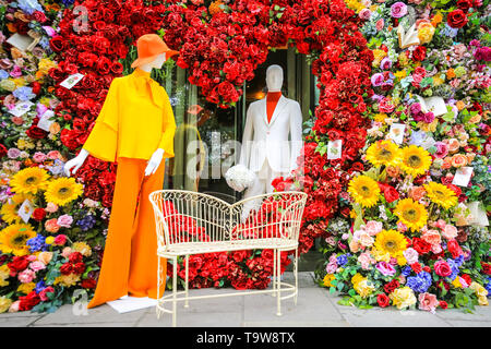 2019. Belgravia, London, UK, 20. Mai 2019. Das Hotel Hari hat eine spektakuläre Herzförmige floral Display mit 60er Jahre inspirierten Figuren und eine Liebe, die mit den Passanten sehr beliebt ist - mit Fotos erstellt. Belgravia der vierten jährlichen Blumen Festival fällt mit der RHS Chelsea Flower Show in benachbarten Chelsea. Credit: Imageplotter/Alamy leben Nachrichten Stockfoto