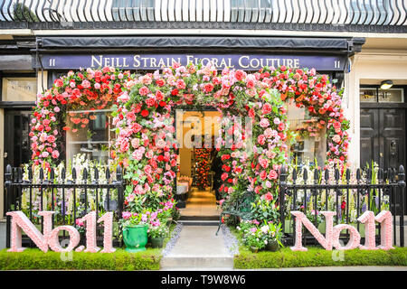 Belgravia, London, UK, 20. Mai eine eindrucksvolle Anzeige außen Neill Belastung Floral Couture. Belgravia der vierten jährlichen Blumen Festival fällt mit der RHS Chelsea Flower Show in benachbarten Chelsea. Dieses Jahr, das Thema "Die Sprache der Blumen" lädt die Besucher der geheime Bedeutungen hinter Blumen zu entdecken. Credit: Imageplotter/Alamy leben Nachrichten Stockfoto