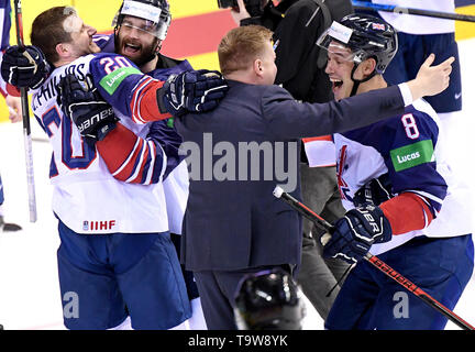 Kosice, Slowakei. 20 Mai, 2019. Eishockey: Wm, Frankreich - Großbritannien, Vorrunde, Gruppe A, 7.Spieltag in der Arena. In Großbritannien Jonathan Phillips (L-R), Robert Bauer, Trainer Peter Russell und Matthew Myers jubeln für den 3:4 Sieg. Credit: Monika Skolimowska/dpa-Zentralbild/dpa/Alamy leben Nachrichten Stockfoto