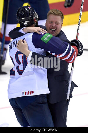 Kosice, Slowakei. 20 Mai, 2019. Eishockey: Wm, Frankreich - Großbritannien, Vorrunde, Gruppe A, 7.Spieltag in der Arena. Großbritanniens Robert Bauer und Trainer Peter Russell jubeln über das 3:4 Sieg. Credit: Monika Skolimowska/dpa-Zentralbild/dpa/Alamy leben Nachrichten Stockfoto