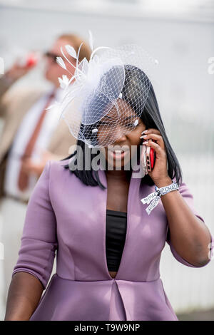 Baltimore, Maryland, USA. 18 Mai, 2019. : Szenen aus rund um die Strecke am "Alten Berg" als Fans Preakness Tag am Pimlico Race Course. Credit: Csm/Alamy leben Nachrichten Stockfoto