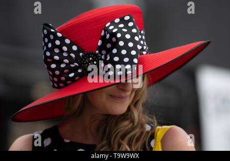 Baltimore, Maryland, USA. 18 Mai, 2019. : Szenen aus rund um die Strecke am "Alten Berg" als Fans Preakness Tag am Pimlico Race Course. Credit: Csm/Alamy leben Nachrichten Stockfoto