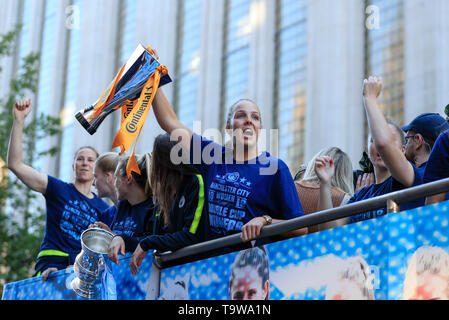 Manchester England. 20 Mai, 2019. Der Manchester City Team führt eine Street Parade Feier in Manchester Fans für ihre ausgezeichneten 2019 Saison bedanken; Ellie Roebuck mit Continental Cup der Frauen auf der Parade bus Credit: Aktion plus Sport/Alamy leben Nachrichten Stockfoto