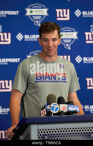 East Rutherford, New Jersey, USA. 20 Mai, 2019. New York Giants Quarterback Eli Manning (10) nehmen Sie die Medien Fragen während organisiertes Team Aktivitäten auf der Suche Diagnose Schulungszentrum in East Rutherford, New Jersey. Duncan Williams/CSM/Alamy leben Nachrichten Stockfoto