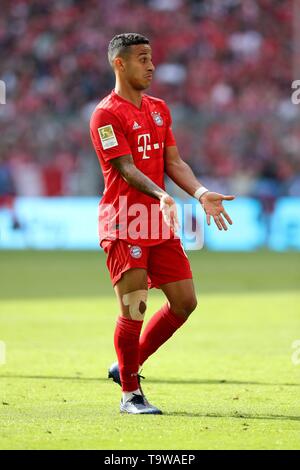 München, Deutschland. 18 Mai, 2019. firo: 18.05.2019, Fußball, 1.Bundesliga, Saison 2018/2019, FC Bayern München - Eintracht Frankfurt 5:1 Thiago, Bayern München, München, München, FCB, ganze Zahl, | Nutzung der weltweiten Kredit: dpa/Alamy leben Nachrichten Stockfoto