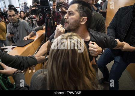 Barcelona, Katalonien, Spanien. 20 Mai, 2019. Obdachlose Aktivist Lagarder Danciu rumänischer Herkunft wird gesehen in der Debatte nach Kämpfen mit Sicherheit Mitglieder zu brechen. Lagarder ist bekannt für seine überraschende Interventionen als politischer Aktivist bekannt. Die Kandidaten für die Stadtverwaltung von Barcelona am Gehäuse und das Modell der Stadt diskutiert, die Diskussion, die durch verschiedene soziale Einrichtungen organisiert wurde. Die Kandidaten beantwortet sehr spezifische Fragen über das Recht auf Wohnung und der Stadt Modell von Mitgliedern der wichtigsten sozialen Einrichtungen formuliert. Credit: Paco Freire/SOPA Images/ZUMA Draht/Alamy leben Nachrichten Stockfoto