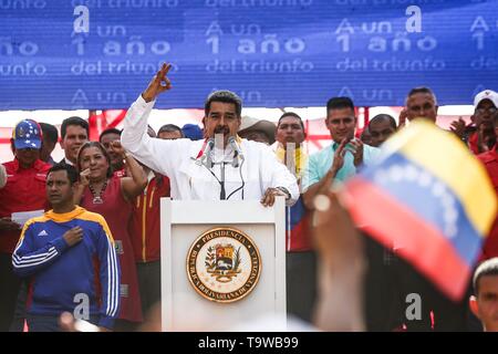 Caracas, Venezuela. 20 Mai, 2019. Nicolas Maduro (M.), Präsident von Venezuela, in einer Rede auf der Kundgebung Kennzeichnung der Jahrestag seiner Wiederwahl. Maduro übernahm den Vorsitz von Venezuela im Jahr 2013 nach dem Tod von Chavez. Er wurde am 20. Mai 2018 gewählt. Aber seit seiner Wiederwahl soll nicht zu demokratischen Prinzipien verwandelt zu haben, viele Länder nicht mehr Maduro erkennen. Credit: Pedro Mattey/dpa/Alamy leben Nachrichten Stockfoto