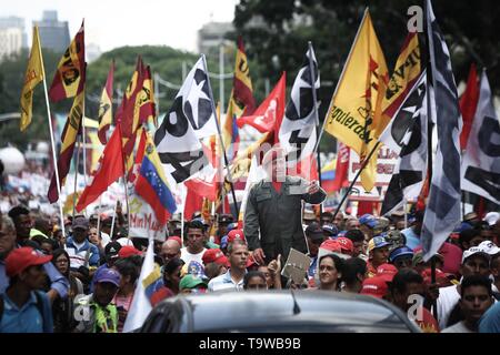 Caracas, Venezuela. 20 Mai, 2019. Anhänger der venezolanische Präsident Maduro halten einen Karton Abbildung des späten Hugo Chavez auf einer Kundgebung zum Jahrestag der Maduro Wiederwahl. Maduro übernahm den Vorsitz von Venezuela im Jahr 2013 nach dem Tod von Chavez. Er wurde am 20. Mai 2018 gewählt. Aber seit seiner Wiederwahl soll nicht zu demokratischen Prinzipien verwandelt zu haben, viele Länder nicht mehr Maduro erkennen. Credit: Pedro Mattey/dpa/Alamy leben Nachrichten Stockfoto