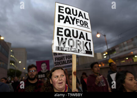 Los Angeles, CA, USA. 8 Mär, 2019. Ein Aktivist gesehen Holding eine Plakette, die besagt, dass gleicher Lohn für gleiche Arbeit während der Streik der internationalen Frauen in Los Angeles. Die Rallye mit den Internationalen Tag der Frau, die zunächst von den Vereinten Nationen im Jahr 1975 anerkannt war, zusammenfiel. Credit: Ronen Tivony/SOPA Images/ZUMA Draht/Alamy leben Nachrichten Stockfoto