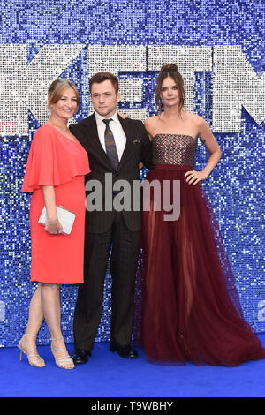 London, Großbritannien. 20 Mai, 2019. LONDON, GROSSBRITANNIEN. Mai 20, 2019: Taron Egerton, Mama Christine und Freundin Emily Thomas anreisen, für die "Rocketman" UK-Premiere in Leicester Square, London. Bild: Steve Vas/Featureflash Credit: Paul Smith/Alamy leben Nachrichten Stockfoto