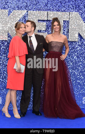 London, Großbritannien. 20 Mai, 2019. LONDON, GROSSBRITANNIEN. Mai 20, 2019: Taron Egerton, Mama Christine und Freundin Emily Thomas anreisen, für die "Rocketman" UK-Premiere in Leicester Square, London. Bild: Steve Vas/Featureflash Credit: Paul Smith/Alamy leben Nachrichten Stockfoto
