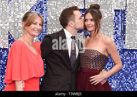 London, Großbritannien. 20 Mai, 2019. LONDON, GROSSBRITANNIEN. Mai 20, 2019: Taron Egerton, Mama Christine und Freundin Emily Thomas anreisen, für die "Rocketman" UK-Premiere in Leicester Square, London. Bild: Steve Vas/Featureflash Credit: Paul Smith/Alamy leben Nachrichten Stockfoto