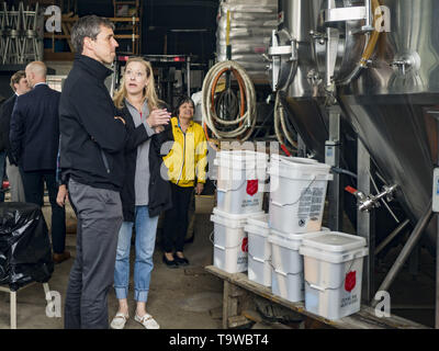 Davenport, Iowa, USA. 20 Mai, 2019. BETO O'Rourke spricht mit DAWN LEHNERT, Mitinhaber der Große Fluss Brauerei, über die Flut, die durch ihr Geschäft gefegt. O'Rourke, der demokratische Kandidat für 2020 für die US-Präsidentschaft sein wird, hat der Klimawandel eine zentrale Teil seiner Kampagne ändern. Er bereiste den Hochwasserschäden in Davenport Montag. Der Mississippi River überflutet durch die Innenstadt von Davenport am 30. April und viel von der Innenstadt ist noch erholen von der Flut. Credit: Jack Kurtz/ZUMA Draht/Alamy leben Nachrichten Stockfoto