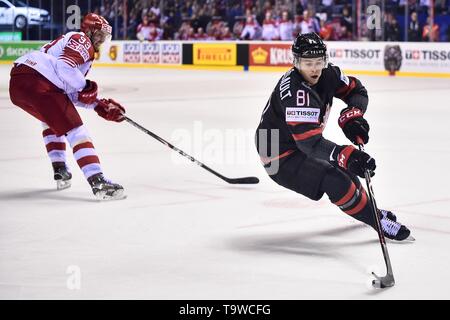 Kosice, Slowakei. 20 Mai, 2019. Jonathan Marchessault (R) von Kanada steuert den Puck während der 2019 IIHF Eishockey WM Slowakei Gruppe ein Spiel zwischen Kanada und Dänemark bei Steel Arena in Kosice, Slowakei, am 20. Mai 2019. Kanada gewann 5-0. Credit: Lukasz Laskowski/Xinhua/Alamy leben Nachrichten Stockfoto