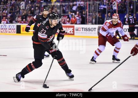 Kosice, Slowakei. 20 Mai, 2019. Sam Reinhart (L, vorne) von Kanada nimmt einen Schuß während der 2019 IIHF Eishockey WM Slowakei Gruppe ein Spiel zwischen Kanada und Dänemark bei Steel Arena in Kosice, Slowakei, am 20. Mai 2019. Kanada gewann 5-0. Credit: Lukasz Laskowski/Xinhua/Alamy leben Nachrichten Stockfoto