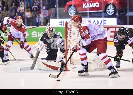 Kosice, Slowakei. 20 Mai, 2019. Frederik Sturm (2. R) von Dänemark steuert den Puck während der 2019 IIHF Eishockey WM Slowakei Gruppe ein Spiel zwischen Kanada und Dänemark bei Steel Arena in Kosice, Slowakei, am 20. Mai 2019. Kanada gewann 5-0. Credit: Lukasz Laskowski/Xinhua/Alamy leben Nachrichten Stockfoto