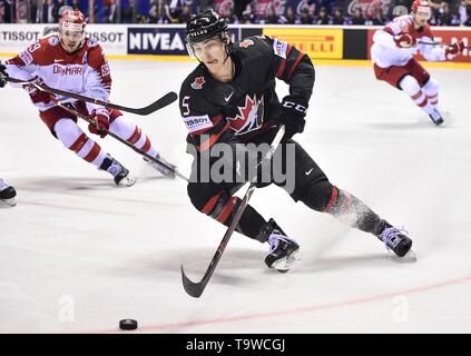 Kosice, Slowakei. 20 Mai, 2019. Philippe Myers (vorne) von Kanada steuert den Puck während der 2019 IIHF Eishockey WM Slowakei Gruppe ein Spiel zwischen Kanada und Dänemark bei Steel Arena in Kosice, Slowakei, am 20. Mai 2019. Kanada gewann 5-0. Credit: Lukasz Laskowski/Xinhua/Alamy leben Nachrichten Stockfoto