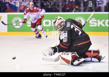 Kosice, Slowakei. 20 Mai, 2019. Carter Hart (R) von Kanada fängt den Puck während der 2019 IIHF Eishockey WM Slowakei Gruppe ein Spiel zwischen Kanada und Dänemark bei Steel Arena in Kosice, Slowakei, am 20. Mai 2019. Kanada gewann 5-0. Credit: Lukasz Laskowski/Xinhua/Alamy leben Nachrichten Stockfoto