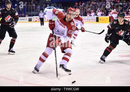 Kosice, Slowakei. 20 Mai, 2019. Jesper Jensen (C, vorne) von Dänemark geht der Puck während der 2019 IIHF Eishockey WM Slowakei Gruppe ein Spiel zwischen Kanada und Dänemark bei Steel Arena in Kosice, Slowakei, am 20. Mai 2019. Kanada gewann 5-0. Credit: Lukasz Laskowski/Xinhua/Alamy leben Nachrichten Stockfoto