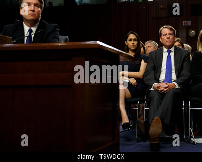 Washington, DC, USA. 4. Sep 2018. Dann White house counsel Don McGahn (R) reagiert das Publikum während der Anhörung für den Obersten Gerichtshof nominiert Brett Kavanaugh vor dem US-Senat Schiedsausschuss auf dem Capitol Hill in Washington, DC, USA, Sept. 4, 2018. Das Weiße Haus am Montag beauftragt, ehemaliger Rechtsberater Don McGahn zu trotzen, ein Kongress der in der Vorladung und eine Anhörung anberaumt für Dienstag im Zusammenhang mit der russischen Sonde überspringen. Credit: Ting Shen/Xinhua/Alamy leben Nachrichten Stockfoto