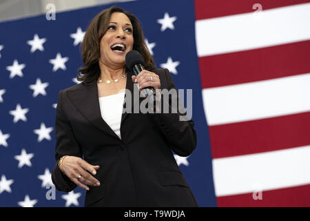 Mai 19, 2019, Los Angeles, Kalifornien, USA: Demokratische Präsidentschaftskandidat der US-Senator Kamala Harris (D-CA) beobachtet, als er bei einer Wahlkampfveranstaltung in Los Angeles. Dies war Harris' ersten Wahlkampfveranstaltung in Los Angeles, seit sie verkündete ihre Kandidatur für den Präsidenten der Vereinigten Staaten. Der Kandidat sprach über die Notwendigkeit, die Waffengewalt bekämpfen, heben Lehrer zahlen und Mittelklasse Steuererleichterungen zur Verfügung stellen. Credit: Ronen Tivony/SOPA Images/ZUMA Draht/Alamy leben Nachrichten Stockfoto