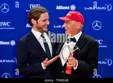 Berlin, Deutschland. 21 Mai, 2019. Niki Lauda stirbt im Alter von 70 Lifetime Award: Niki Lauda (ehemaligen F1-Fahrer) und Schauspieler Daniel Brühl mit der Laureus Trophäe darstellen. Präsentation der Laureus World Sports Awards 2016 in Berlin, Deutschland 18.04.2016. vÉ € ÇvÇ € | Nutzung der weltweiten Kredit: dpa/Alamy leben Nachrichten Stockfoto
