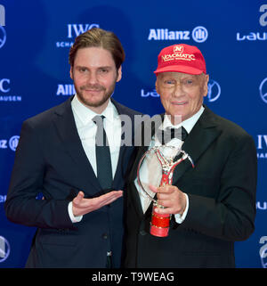 Berlin, Deutschland. 21 Mai, 2019. Niki Lauda stirbt im Alter von 70 Lifetime Award: Niki Lauda (ehemaligen F1-Fahrer) und Schauspieler Daniel Brühl mit der Laureus Trophäe darstellen. Präsentation der Laureus World Sports Awards 2016 in Berlin, Deutschland 18.04.2016. vÉ € ÇvÇ € | Nutzung der weltweiten Kredit: dpa/Alamy leben Nachrichten Stockfoto