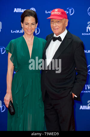 Berlin, Deutschland. 21 Mai, 2019. Niki Lauda starb im Alter von 70 Niki Lauda (ehemaligen F1-Racer) mit seiner Frau Birgit LAUDA Ankunft der Gäste auf dem roten Teppich für die Präsentation der Laureus World Sports Awards 2016 in Berlin, Deutschland 18.04.2016. vÉ € ÇvÇ € | Nutzung der weltweiten Kredit: dpa/Alamy leben Nachrichten Stockfoto