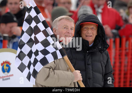 Niki Lauda starb im Alter von 70 Max Mosley, GBR, FIA-Präsident, mit karierten Flagge, im Gespräch mit Niki Lauda an der Nächstenliebe Rennen. 68. Hahnenkammrennen in Kitzbühel, Abfahrt, 19.01.2008. Ski Alpin. Ã Â | Verwendung weltweit Stockfoto