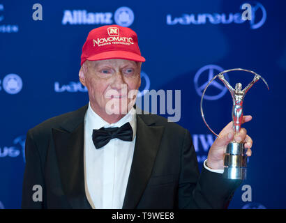 Berlin, Deutschland. 21 Mai, 2019. Niki Lauda starb im Alter von 70 Lifetime Award: Niki Lauda (r/ehemaligen F1-Racer) wirft mit der Laureus Trophäe. Präsentation der Laureus World Sports Awards 2016 in Berlin, Deutschland 18.04.2016. vÉ € ÇvÇ € | Nutzung der weltweiten Kredit: dpa/Alamy leben Nachrichten Stockfoto