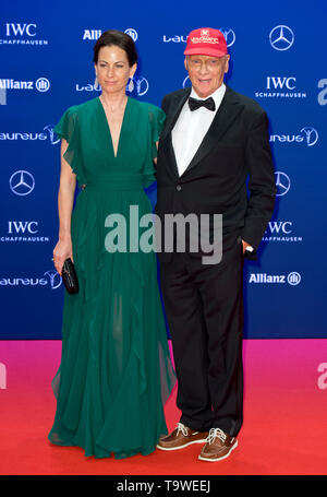 Berlin, Deutschland. 21 Mai, 2019. Niki Lauda starb im Alter von 70 Niki Lauda (ehemaligen F1-Racer) mit seiner Frau Birgit LAUDA Ankunft der Gäste auf dem roten Teppich für die Präsentation der Laureus World Sports Awards 2016 in Berlin, Deutschland 18.04.2016. vÉ € ÇvÇ € | Nutzung der weltweiten Kredit: dpa/Alamy leben Nachrichten Stockfoto
