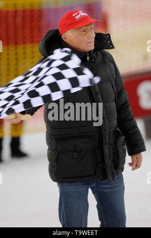 Niki Lauda starb im Alter von 70 Niki Lauda (AUT) mit karierten Flagge anlässlich des Kitz Charity Rennen, Ski Alpin, neuen 8er Umlaufseilbahn schweben Rennen 2010, Kitzbühel, Hahnenkamm, Downhill, Streif am 23.01.2010. Ã Â | Verwendung weltweit Stockfoto