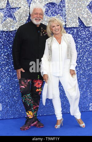 Dame Elaine Paige und Gast nimmt an der UK Premiere von Rocketman im Odeon Luxe, Leicester Square Stockfoto