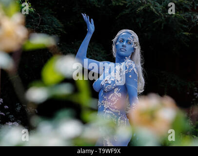 (190521) - Peking, 21. Mai 2019 (Xinhua) - ein Modell posiert für ein Foto auf dem Wedgwood Garten, entworfen von Jo Thompson, an der RHS (der Royal Horticultural Society) Chelsea Flower Show drücken Sie Tag in London, Großbritannien am 20. Mai 2019. (Xinhua / Han Yan) Stockfoto