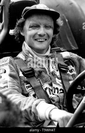 Drei Mal Formel-1-Weltmeister Rennfahrer Niki Lauda hat im Alter von 70 Jahren gestorben. Die Österreichische starb in der Nacht auf Montag, 8 Monate nach Empfang einer Lungentransplantation. Lauda, der Titel in 1975, 1977 und 1984 gewann, war sehr bewunderte innerhalb von F1 Nach einer bemerkenswerten Karriere, während der er fast in einem brennenden Abbruch beim Grand Prix von Deutschland 1976 starb, verließ ihn schwer verletzt. Im Bild: November 15, 1977: Campagnano di Roma, Italien: Niki Lauda Tests der Brabham Alfa Romeo BT 45 an der Vallelunga Autodrom, in der Nähe von Rom. (Bild: © Keystone Presse Agentur/Keystone USA über ZUMAPRESS.com) Stockfoto