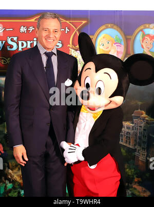 Urayasu, Japan. 21 Mai, 2019. Walt Disney Company Vorsitzender Robert Iger lächelt mit Mickey Mouse, als er einen Spatenstich für Tokyo DisneySea großen Erweiterung, die den Namen "wird Fantasy Springs' in Urayasu, Vorort von Tokio am Dienstag, 21. Mai 2019 werden beachtet. Tokyo DisneySea Betreiber Oriental Land wird 250 Milliarden Yen für die neuen Einrichtungen, darunter 475 - Zimmer Luxus in-Park Hotel und in 2022 öffnen investieren. Credit: Yoshio Tsunoda/LBA/Alamy leben Nachrichten Stockfoto